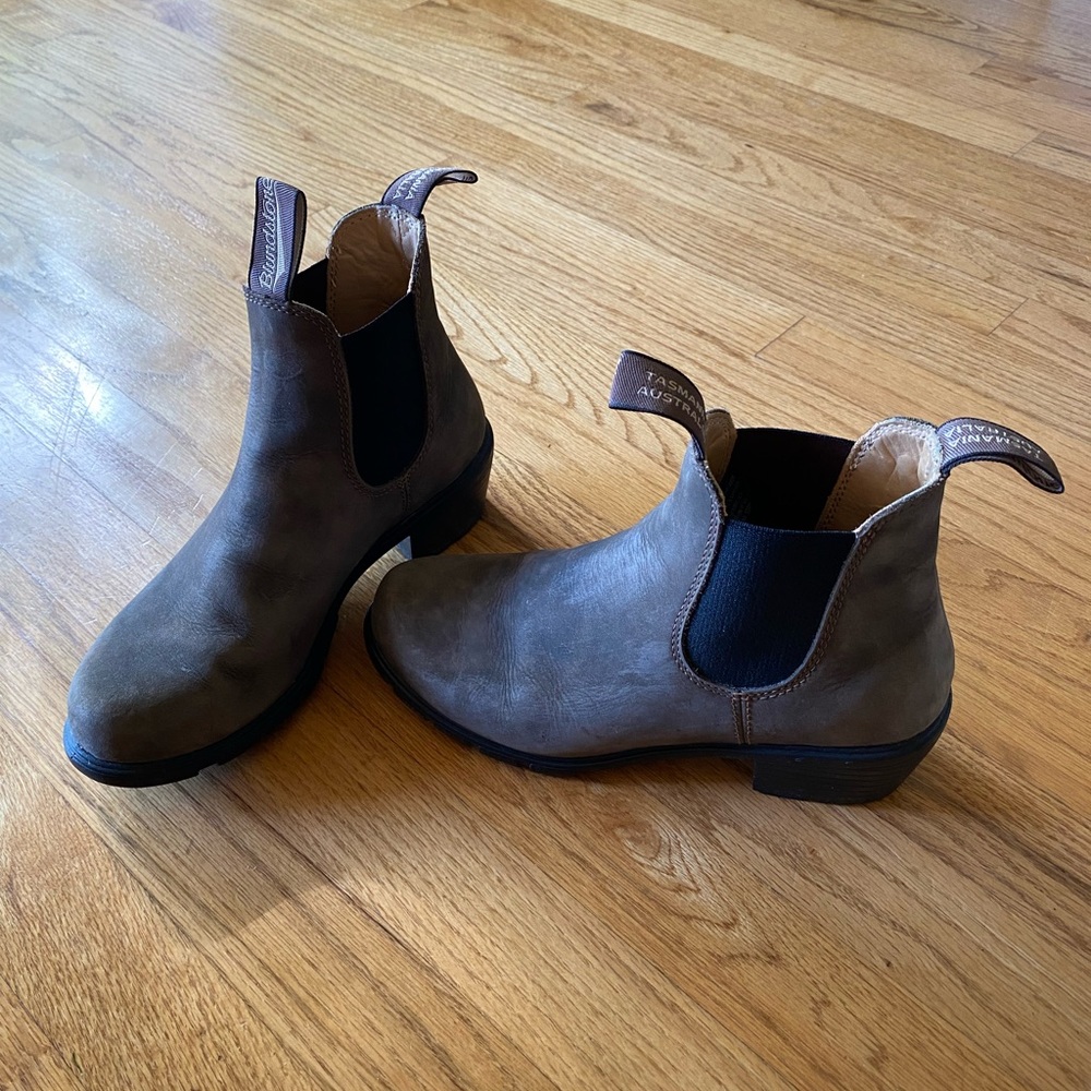 WOMEN'S BLUNDSTONE SIZE 7
HEELED BOOTS - RUSTIC BROWN
